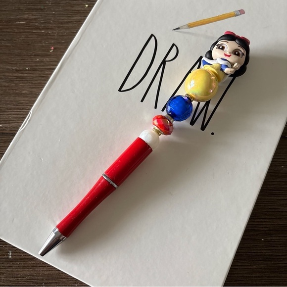 Disney Doorables: Snow White & the 7 dwarfs: Snow White handmade beaded pen - Picture 2 of 3